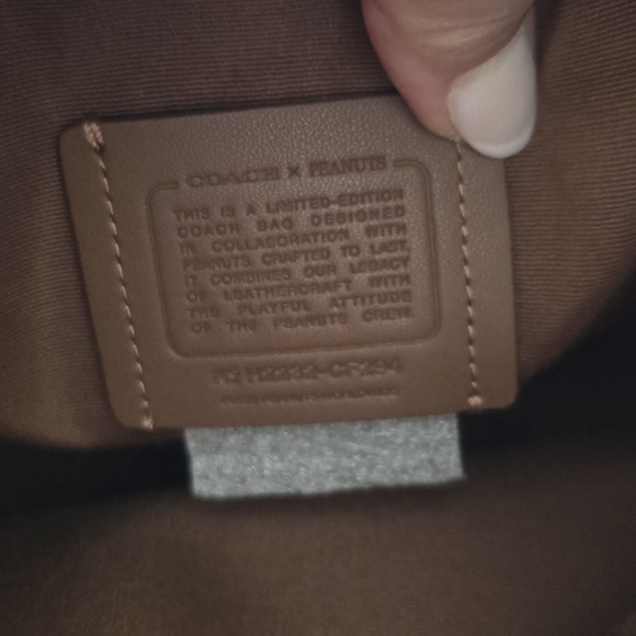 Coach Crossbody Snoopy and Woodstock on this beautiful brown leather bag - Picture 6 of 7